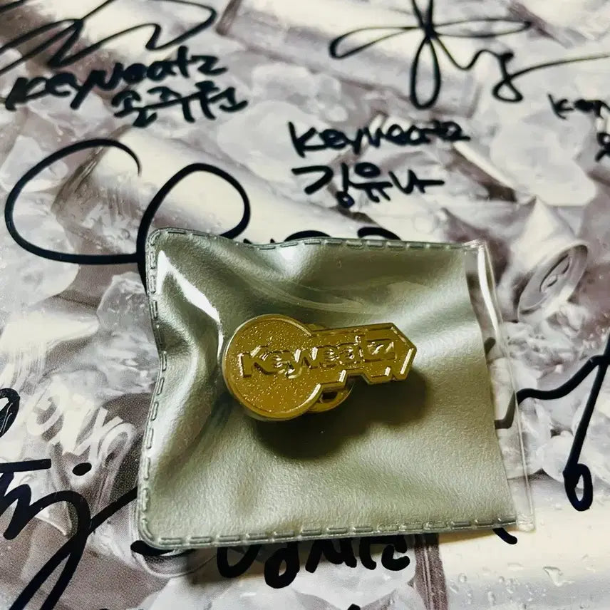 [BUNJANG] Keyveatz Signed Debut Album Photocard Set / 키비츠 Keyveatz 친필싸인 데뷔앨범 비매