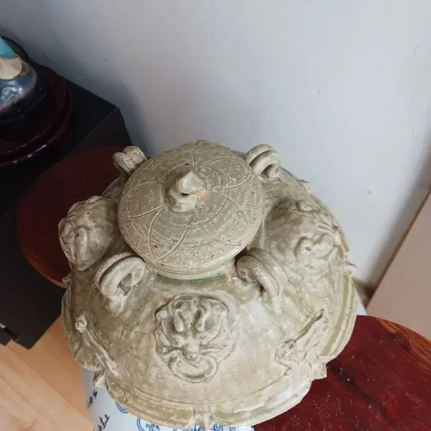[BUNJANG] Antique Ceramic Jar with Lid and Animal Motif / 청자인지  백자인지?  모름
