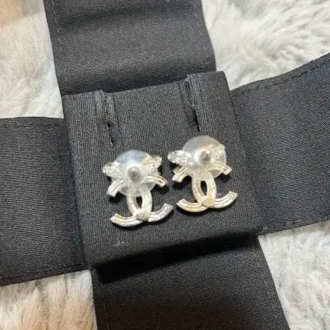 [BUNJANG] Chanel Ribbon Earrings Crystal Metal / 샤넬 리본 귀걸이 코코마크 라인스톤