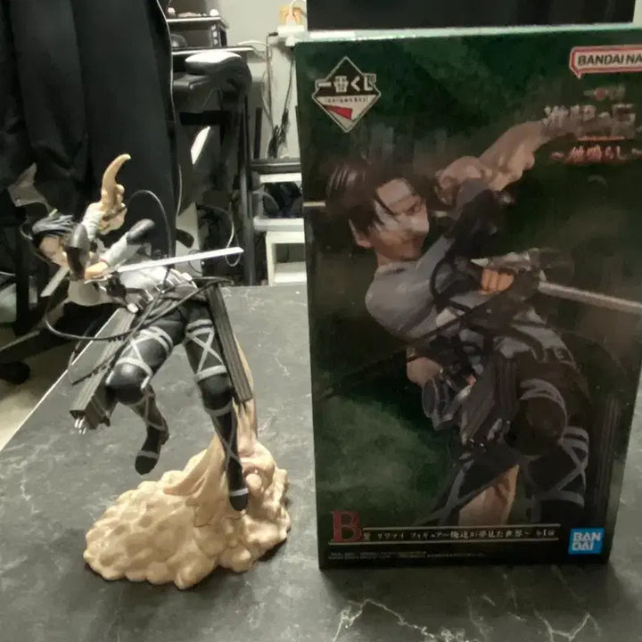 [BUNJANG] Attack on Titan Levi B Prize Ichiban Kuji Figure (Full Box) / 진격거 리바이 B상 제일복권 피규어 풀박 맨마지막 사진?증정