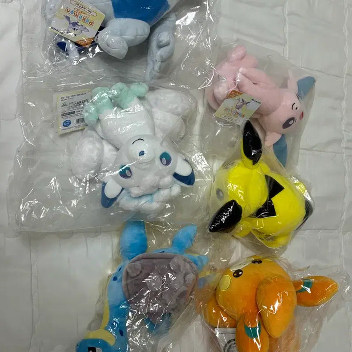 [BUNJANG] Pokemon Center Japan Shinsaibashi Plush, Badge, Figure Bundle / [최저가] !급처! 일본 신사이바시 포켓몬 센터 인형,뱃지,피규어 양도