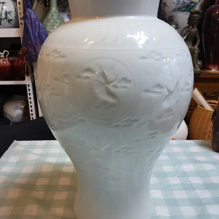 [BUNJANG] Doyeong Pottery, Yoon Byeong-un, White Porcelain Vase with Embossed Cloud and Crane Motif (36cm) / 도영도예청보윤병윤작 백자 양각 운학문 도자기