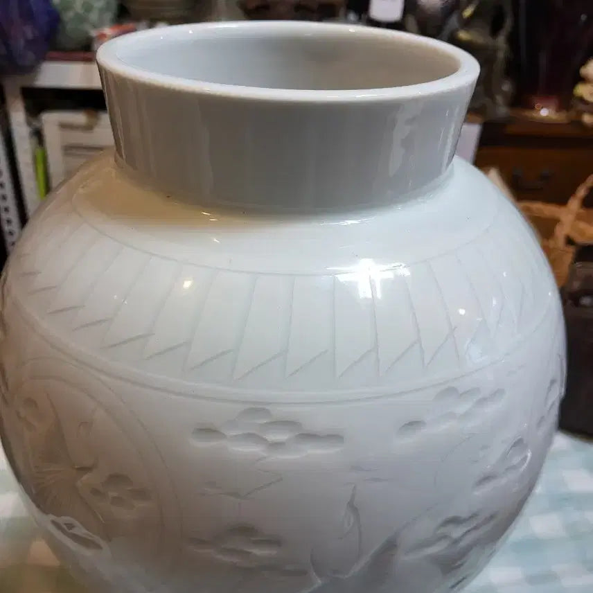 [BUNJANG] Doyeong Pottery, Yoon Byeong-un, White Porcelain Vase with Embossed Cloud and Crane Motif (36cm) / 도영도예청보윤병윤작 백자 양각 운학문 도자기
