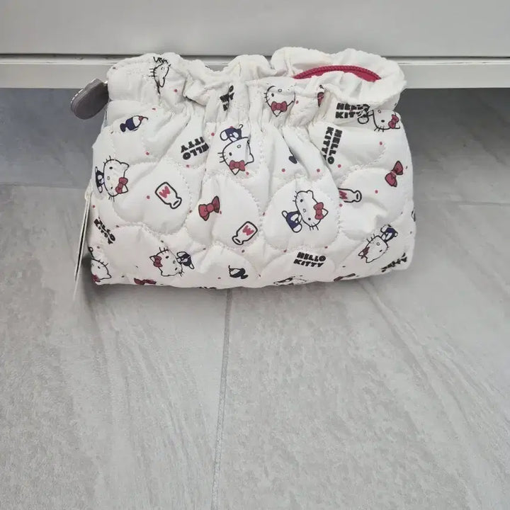 [BUNJANG] Sanrio Hello Kitty Quilted Pouch / 산리오 헬로키티 퀼팅 파우치(정품/새상품)