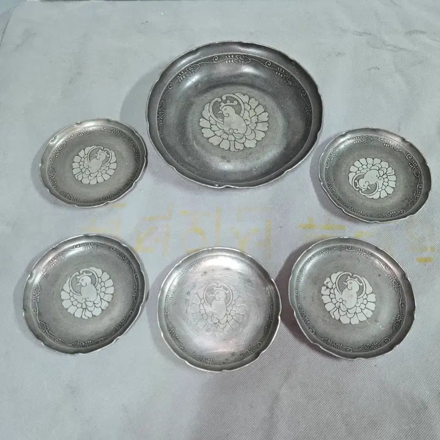 [BUNJANG] Set of 6 Detailed Patterned Pewter Plates / 문양이 섬세한 주석접시 6점 일괄