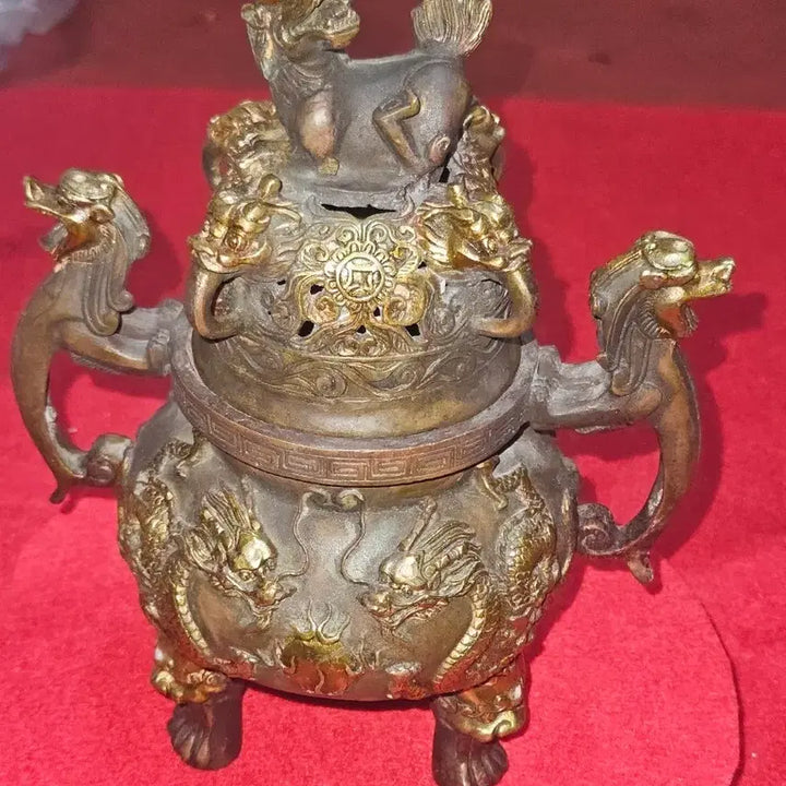 [BUNJANG] Antique Daemyeong Seondeok Imperially Made Celadon Porcelain Brass Gilt Dragon Motif Three-Legged Censer / [골동품/앤틱] 대명선덕어제 관지 황동 금채 용문 삼족 향로 (1.47k