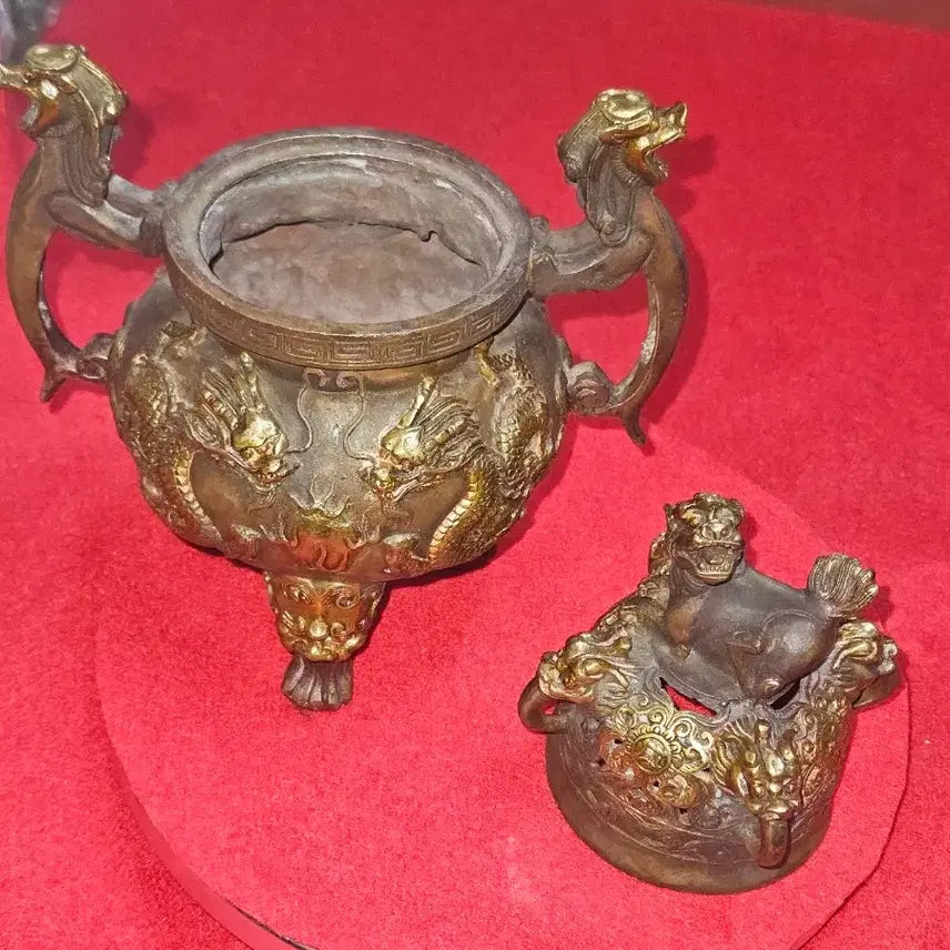 [BUNJANG] Antique Daemyeong Seondeok Imperially Made Celadon Porcelain Brass Gilt Dragon Motif Three-Legged Censer / [골동품/앤틱] 대명선덕어제 관지 황동 금채 용문 삼족 향로 (1.47k