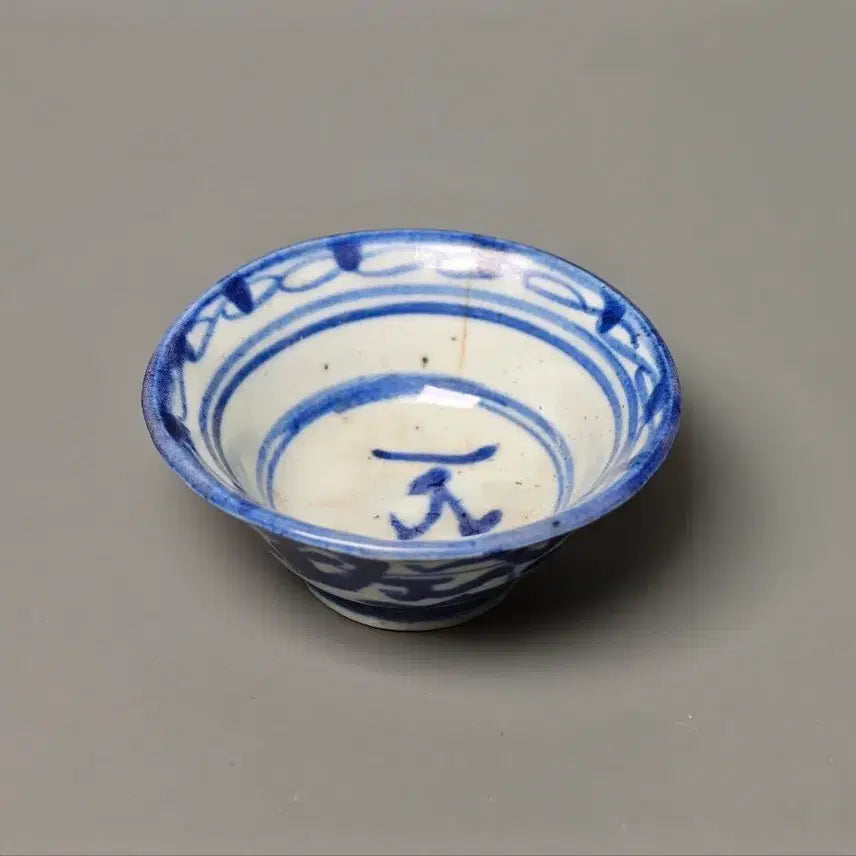 [BUNJANG] Mid-Qing Dynasty Blue and White Auspicious Pattern Tea Bowl / [진품] 청나라 중기 청화길상문 다완 찻잔 중국도자기 골동품 고미술품 수