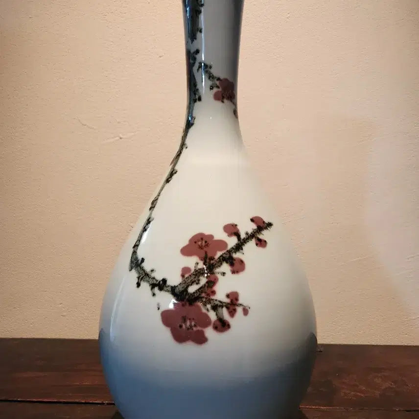 [BUNJANG] Large Celadon Porcelain Vase with Plum Blossom Motif (47cm) / [예술적 가치] 한 폭의 수묵화 같은 매화문 백자 대형 화병 (47cm)
