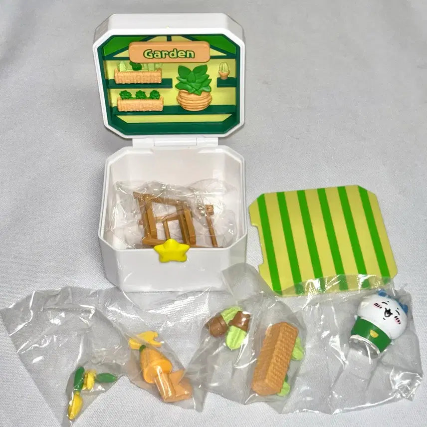 [BUNJANG] Honey Pot Friends (Monjyakui) Compact Shop Hachiware Flower Shop Garden Diorama Figure (Sealed) / (미개봉) 먼작귀 콤팩트샵 하치와레 꽃가게 가든 디오라마 피규어
