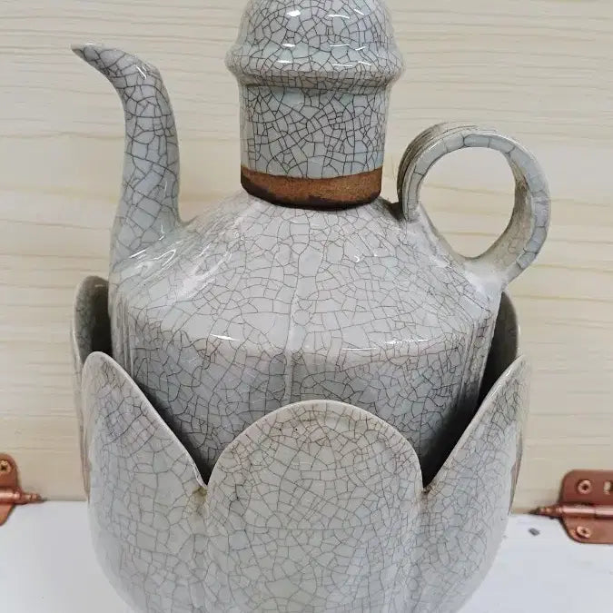 [BUNJANG] White Porcelain "Paryeondae" Animal Motif Teapot / 백자 파련대 동물문 주전자