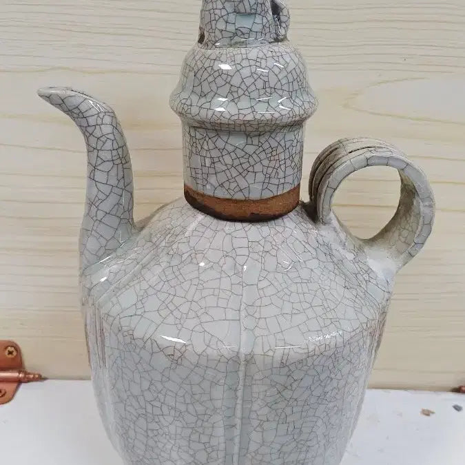 [BUNJANG] White Porcelain "Paryeondae" Animal Motif Teapot / 백자 파련대 동물문 주전자