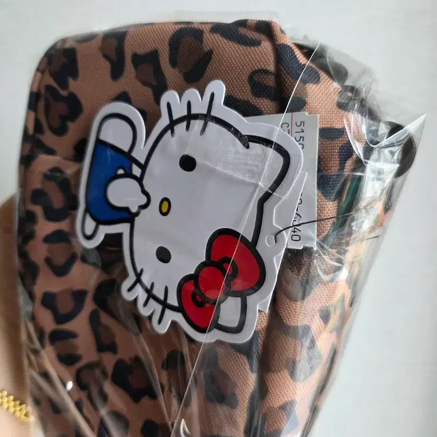 [BUNJANG] Sanrio Leopard Print Kitty Crossbody Bag / 산리오 호피 키티 크로스백 여권 가방