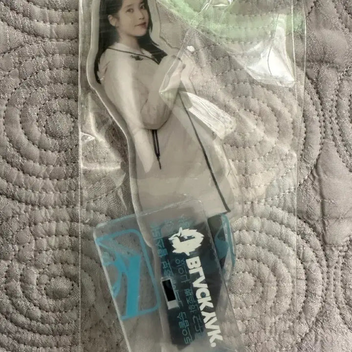 [BUNJANG] IU Blackyak Acrylic Stand / 아이유 블랙야크 아크릴 스탠드