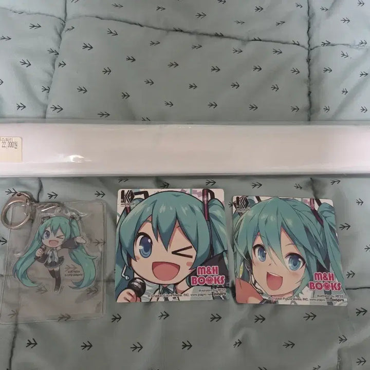 [BUNJANG] Hatsune Miku Mofuon Cafe Collaboration Tapestry, Acrylic Charm, and Coaster Set / 하츠네 미쿠 모펀 카페 콜라보 굿즈 판매(태피스트리, 아크릴참, 코스터)