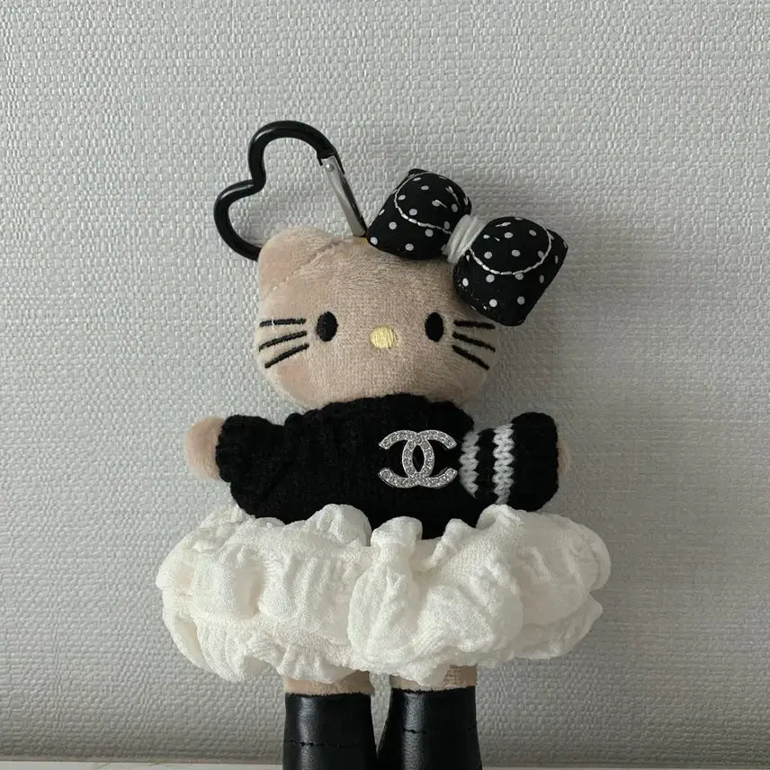 [BUNJANG] Chanel Logo Hello Kitty Doll / 샤넬 로고 헬로키티 인형