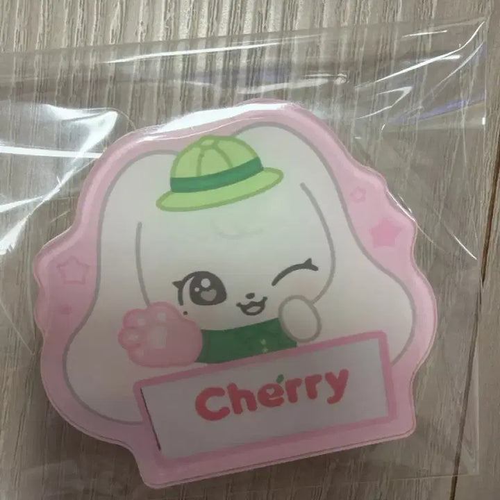 [BUNJANG] IVE MiniV Everland Cherry Wonyoung Name Tag / 아이브 미니브 에버랜드 체리 원영 명찰