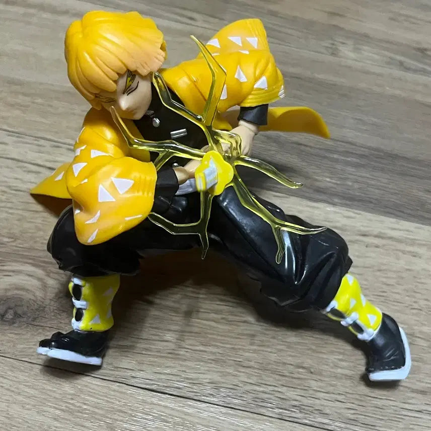 [BUNJANG] Demon Slayer Zenitsu Figure (No Base) / 처분)귀멸의 칼날 피규어 젠이츠
