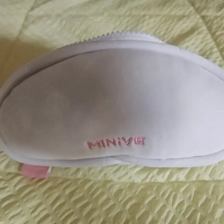 [BUNJANG] IVE MiniB Cherry Pouch / 아이브 미니브 체리 파우치