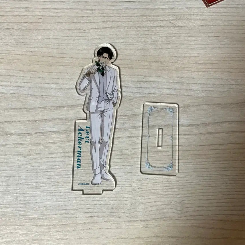 [BUNJANG] Levi Ackerman Karaoke White Suit Acrylic Standee Attack on Titan / (10일까지)리바이 가라오케 화이트정장 아크릴 진격거 진격의거인