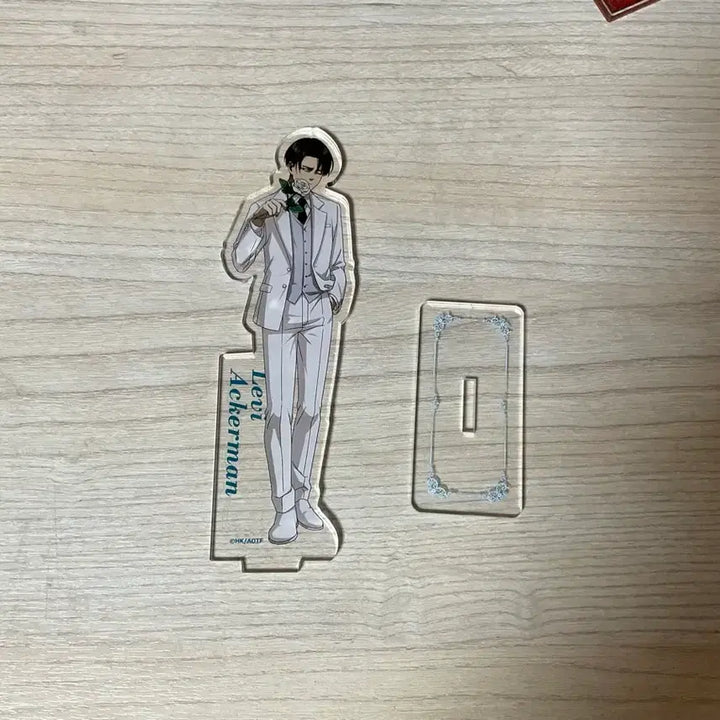 [BUNJANG] Levi Ackerman Karaoke White Suit Acrylic Standee Attack on Titan / 리바이 가라오케 화이트정장 아크릴 진격거 진격의거인