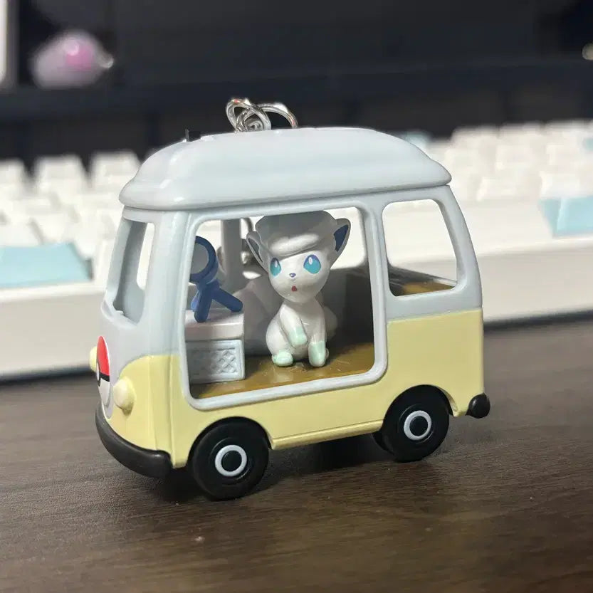 [BUNJANG] Lotte World Alola Vulpix Camping Car Keychain / 롯데리아 알로라 식스테일 캠핑카 키링
