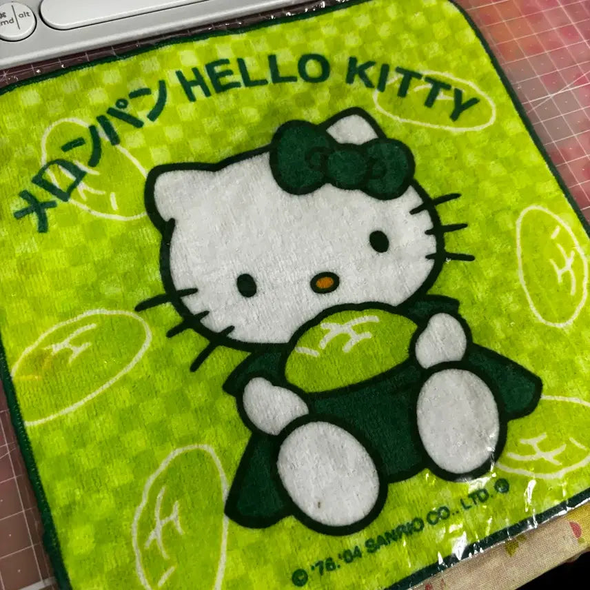 [BUNJANG] Sanrio Hello Kitty Vintage Melon Bread Handkerchief Towel / 산리오 헬로키티 고전 메론빵 손수건 타올