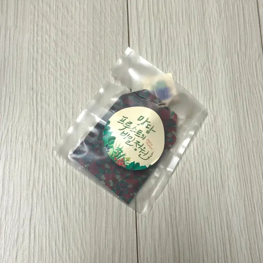 [BUNJANG] 2019 Limited Edition Madame struggles with her secrets Badge / [2019초희귀한정판]영화 마담프루스트의비밀정원 뱃지 굿즈 실뱅쇼메