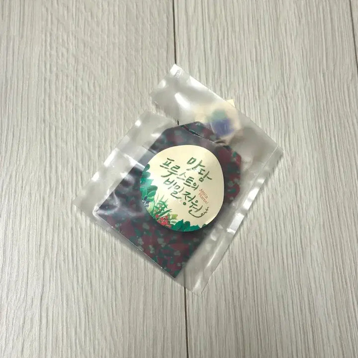 [BUNJANG] 2019 Limited Edition Madame struggles with her secrets Badge / [2019초희귀한정판]영화 마담프루스트의비밀정원 뱃지 굿즈 실뱅쇼메