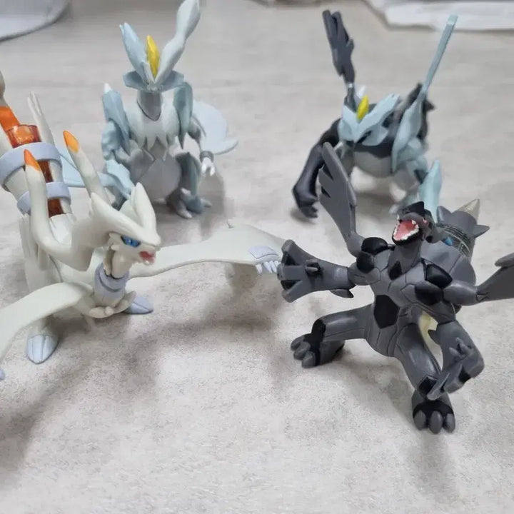 [BUNJANG] Pokemon Reshiram, Zekrom, Black Kyurem, White Kyurem Diorama Figure Set / 포켓몬 제크로무 레시라무 외 입체도감 (가챠) 일괄 판매 합니다