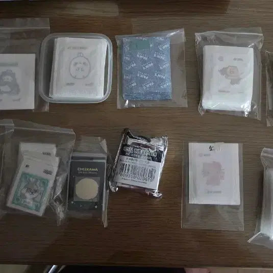 [BUNJANG] Sealed Assorted Character Stickers: Crayon Shin-chan, Maru, Molang, Chunsik, Sanrio / 미개봉 띠부씰 전종 판매 짱구 마루 몰랑 춘식 산리오 와다다