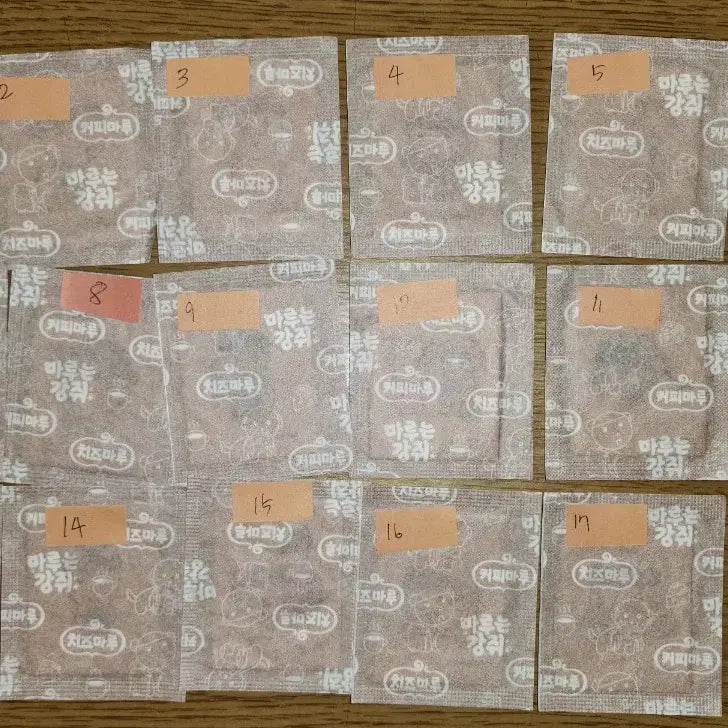 [BUNJANG] Sealed Assorted Character Stickers: Crayon Shin-chan, Maru, Molang, Chunsik, Sanrio / 미개봉 띠부씰 전종 판매 짱구 마루 몰랑 춘식 산리오 와다다