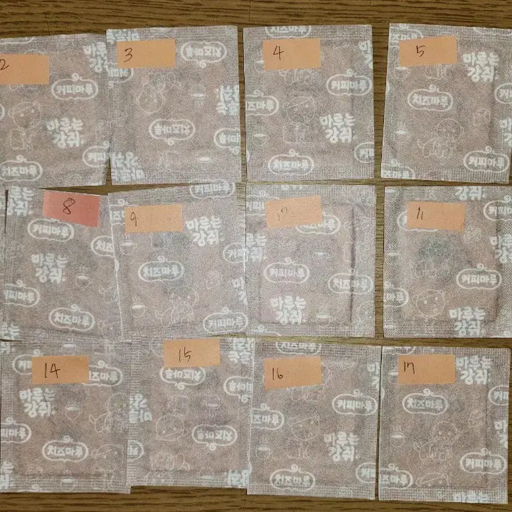 [BUNJANG] Sealed Assorted Character Stickers: Crayon Shin-chan, Maru, Molang, Chunsik, Sanrio / 미개봉 띠부씰 전종 판매 짱구 마루 몰랑 춘식 산리오 와다다