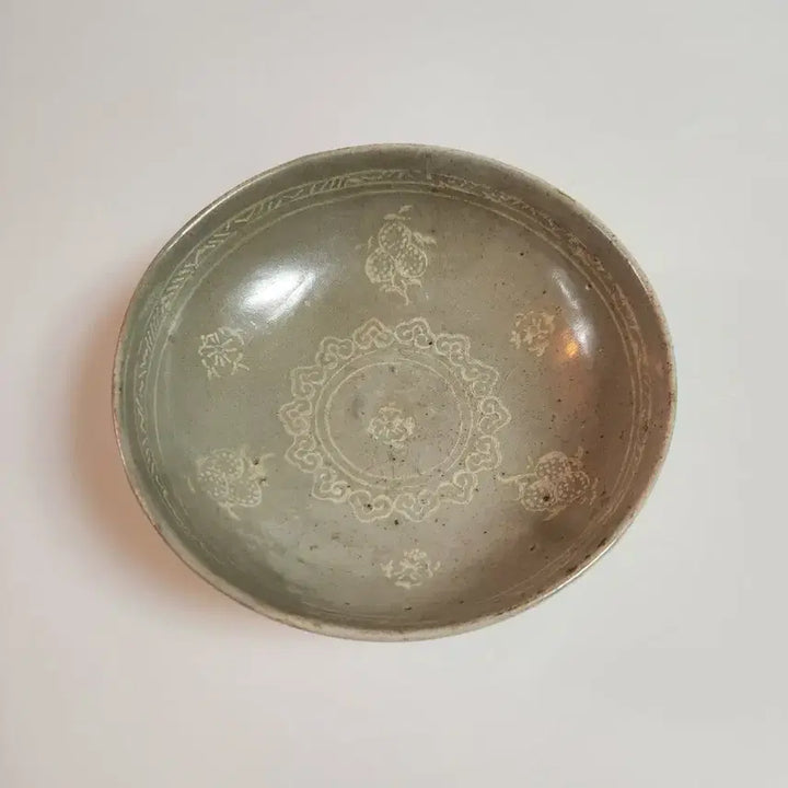 [BUNJANG] Goryeo Celadon Black and White Inlaid Chrysanthemum and Lingzhi Pattern Bowl / 골동품 고려시대 고려청자 흑백상감 국화여지문 대접