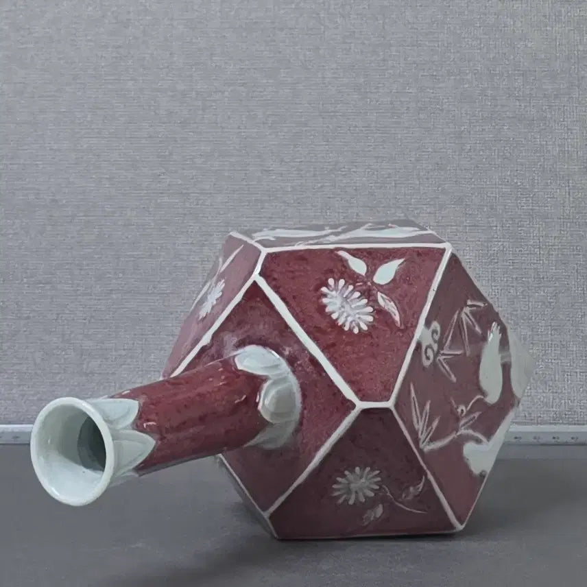 [BUNJANG] Gwangjuyo Jo So-soo White Porcelain with Red Glaze Carved Long Life Motif Decagonal Vase / 광주요 조소수((?) 백자 진사 양각 장생문 다각병