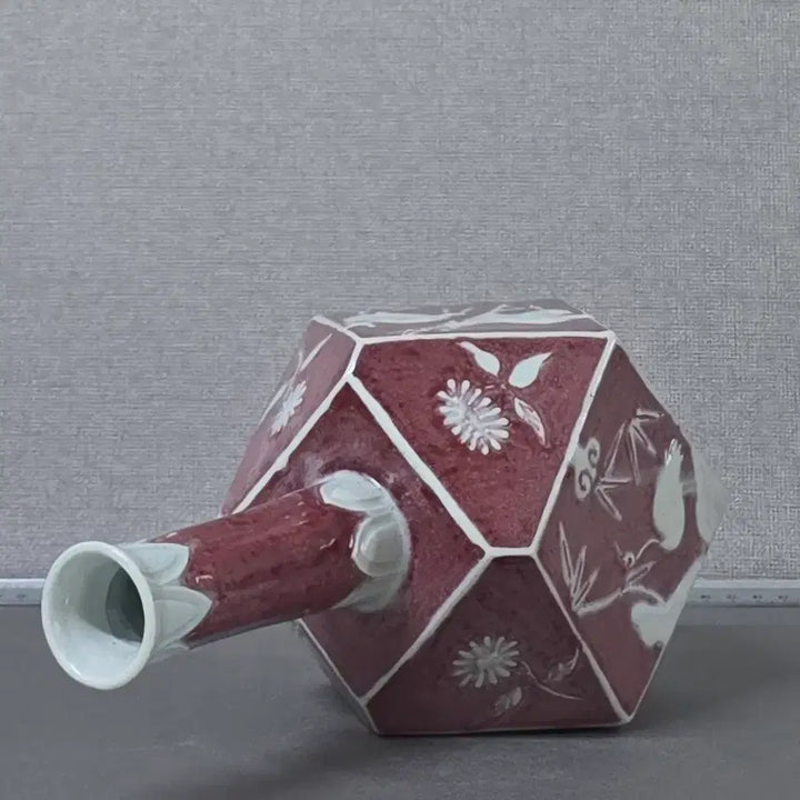 [BUNJANG] Gwangjuyo Jo So-soo White Porcelain with Red Glaze Carved Long Life Motif Decagonal Vase / 광주요 조소수((?) 백자 진사 양각 장생문 다각병