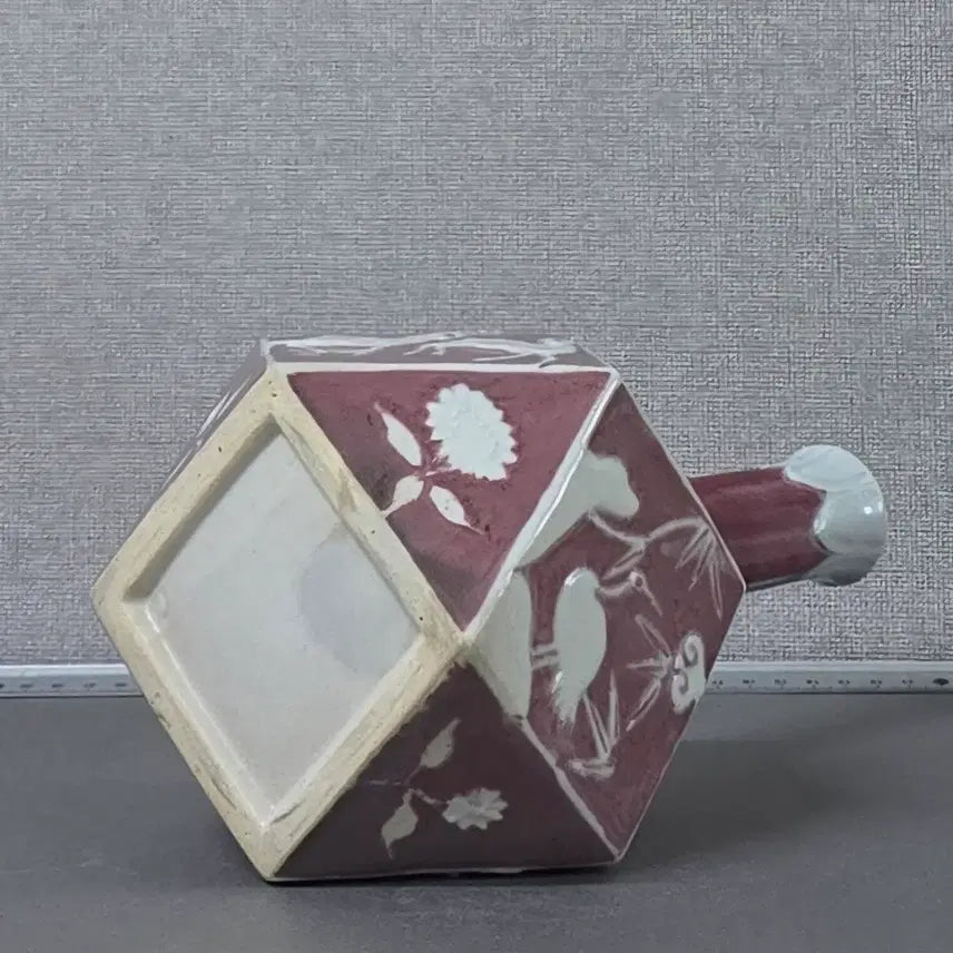 [BUNJANG] Gwangjuyo Jo So-soo White Porcelain with Red Glaze Carved Long Life Motif Decagonal Vase / 광주요 조소수((?) 백자 진사 양각 장생문 다각병