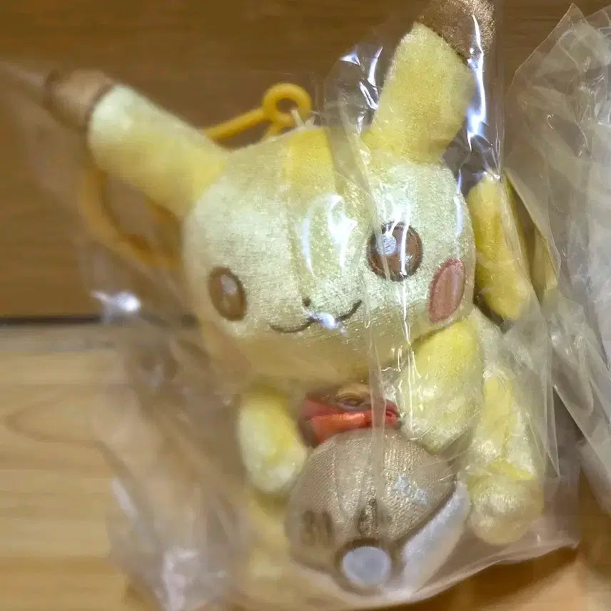 [BUNJANG] Pokemon 30th Anniversary Golden Pikachu Limited Edition Keyring / 포켓몬 30주년 기념 황금 피카츄 키링