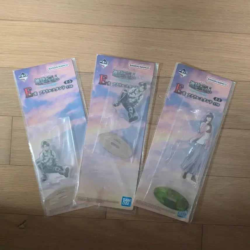 [BUNJANG] Attack on Titan Levi &amp; Mikasa Acrylic Stand Bundle (Sealed) / 미개봉) 진격의거인 e상 리바이, 미카사 아크릴스탠드 일괄