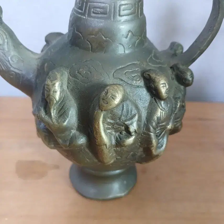 [BUNJANG] Bronze Kettle with Embossed Sculpture / 청동 주전자