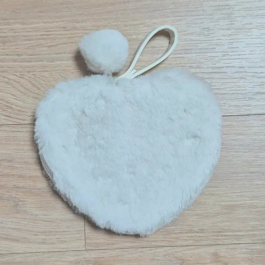[BUNJANG] Kakao Friends Ryan Heart Faux Fur Pouch / 카카오프렌즈 라이언 하트 퍼 파우치