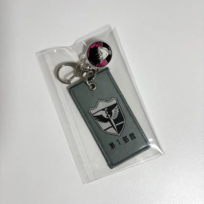 [BUNJANG] Kaiju No. 8 Narumi Gen Emblem Keychain &amp; Hoshina Soushiro Figure / 괴수8호 나루미 겐 엠블럼 키링 원화전 괴팔 호시나 소우시로 피규어