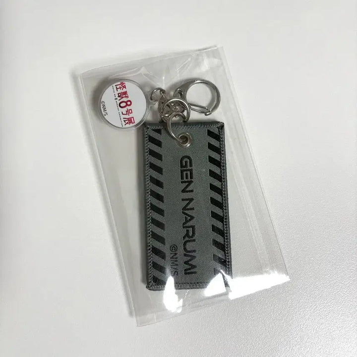 [BUNJANG] Kaiju No. 8 Narumi Gen Emblem Keychain &amp; Hoshina Soushiro Figure / 괴수8호 나루미 겐 엠블럼 키링 원화전 괴팔 호시나 소우시로 피규어