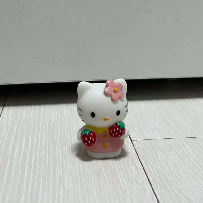 [BUNJANG] Hello Kitty Soft Vinyl Figure - Fruit Version (Strawberry) / 헬로키티 소프비 피규어 과일 버전 딸기 고전문구