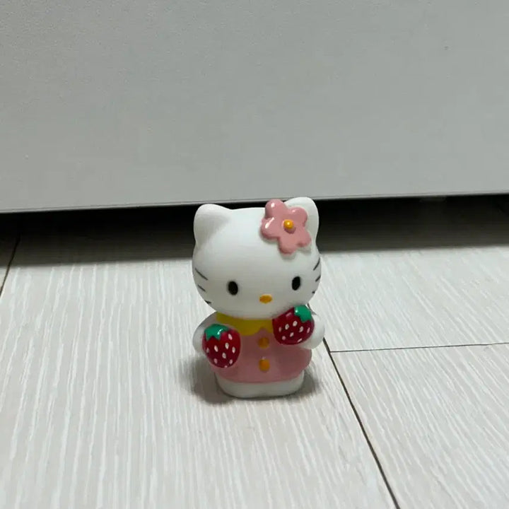 [BUNJANG] Hello Kitty Soft Vinyl Figure - Fruit Version (Strawberry) / 헬로키티 소프비 피규어 과일 버전 딸기 고전문구