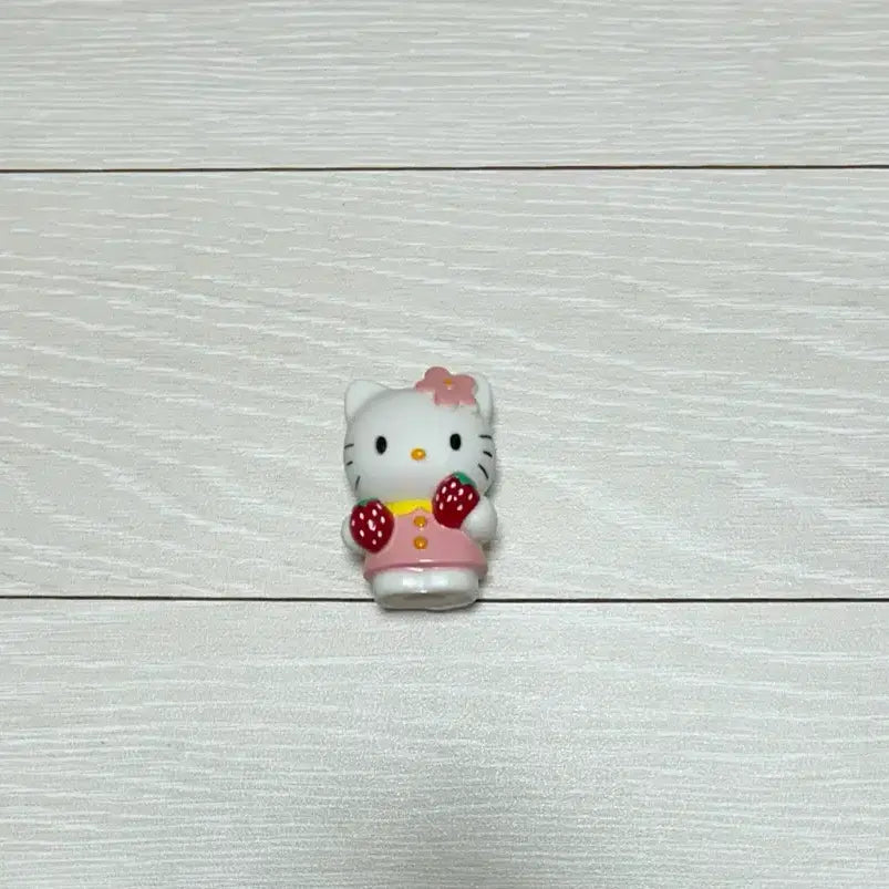 [BUNJANG] Hello Kitty Soft Vinyl Figure - Fruit Version (Strawberry) / 헬로키티 소프비 피규어 과일 버전 딸기 고전문구