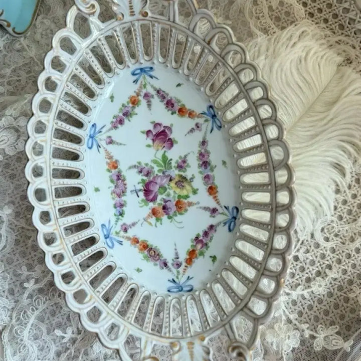 [BUNJANG] Dresden Porcelain Ribbon Basket with Pierced Detail / 독일 드레스덴 리본바스켓 투각볼