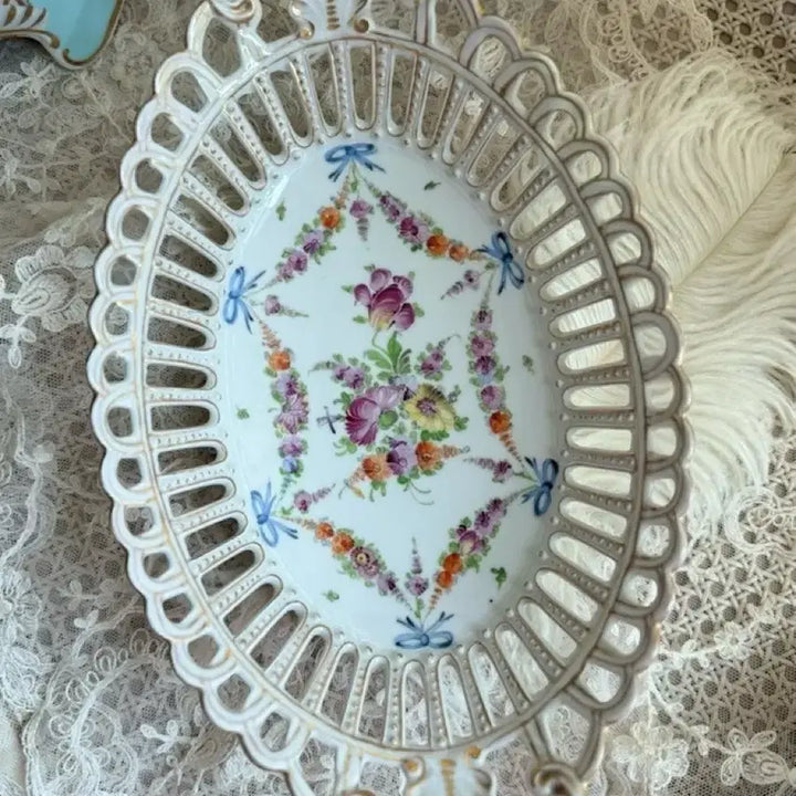 [BUNJANG] Dresden Porcelain Ribbon Basket with Pierced Detail / 독일 드레스덴 리본바스켓 투각볼