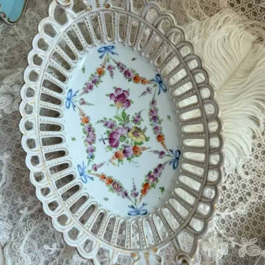 [BUNJANG] Dresden Porcelain Ribbon Basket with Pierced Detail / 독일 드레스덴 리본바스켓 투각볼