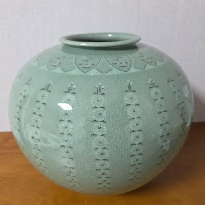 [BUNJANG] Celadon Inlaid Chrysanthemum Pattern Moon Jar / 청자 상감 국화문 달항아리